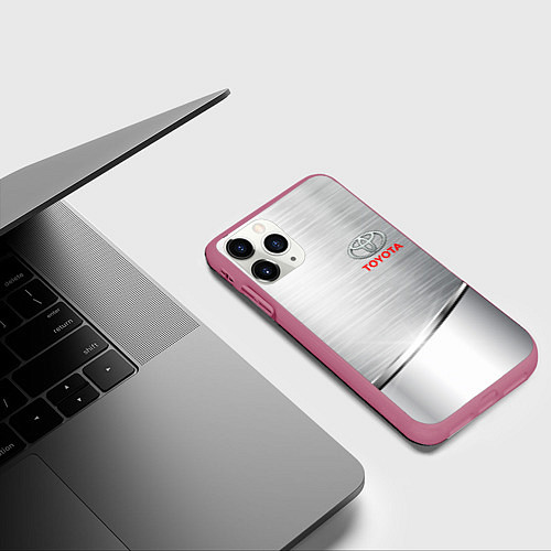 Чехол iPhone 11 Pro матовый Toyota metalic brend / 3D-Малиновый – фото 3