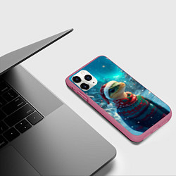 Чехол iPhone 11 Pro матовый Новогодняя змея в свитере, цвет: 3D-малиновый — фото 2