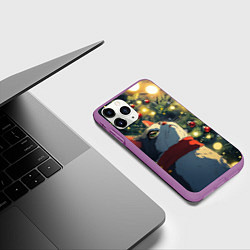 Чехол iPhone 11 Pro матовый Новогодний милый котенок на фоне елки, цвет: 3D-фиолетовый — фото 2