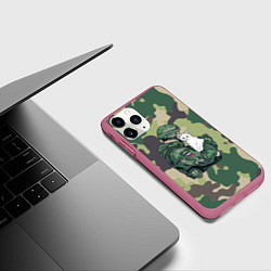 Чехол iPhone 11 Pro матовый Русский солдат с белой кошкой, цвет: 3D-малиновый — фото 2