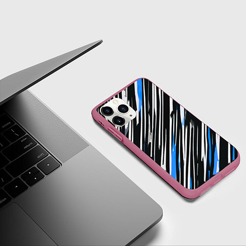 Чехол iPhone 11 Pro матовый Диагональные сине-белые полосы на чёрном фоне / 3D-Малиновый – фото 3