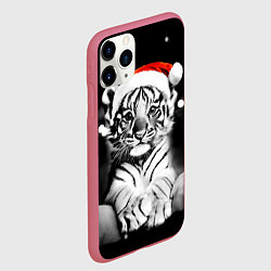 Чехол iPhone 11 Pro матовый Милый тигрёнок на Рождество, цвет: 3D-малиновый — фото 2