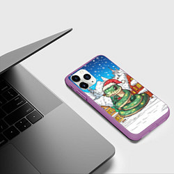 Чехол iPhone 11 Pro матовый Змея в заснеженном городе, цвет: 3D-фиолетовый — фото 2