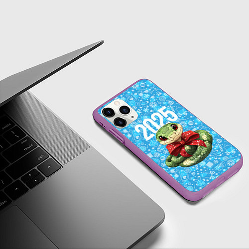 Чехол iPhone 11 Pro матовый Змейка с красным бантиком / 3D-Фиолетовый – фото 3