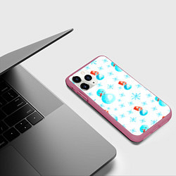 Чехол iPhone 11 Pro матовый Зимний новогодний узор со снеговиками и снежинками, цвет: 3D-малиновый — фото 2