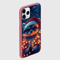 Чехол iPhone 11 Pro матовый Новогодний енот в гирлянде, цвет: 3D-малиновый — фото 2