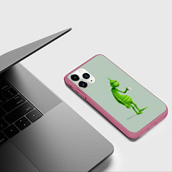 Чехол iPhone 11 Pro матовый Гринч с кружкой, цвет: 3D-малиновый — фото 2