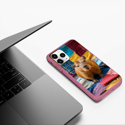 Чехол iPhone 11 Pro матовый Капибара и пэчворк / 3D-Малиновый – фото 3