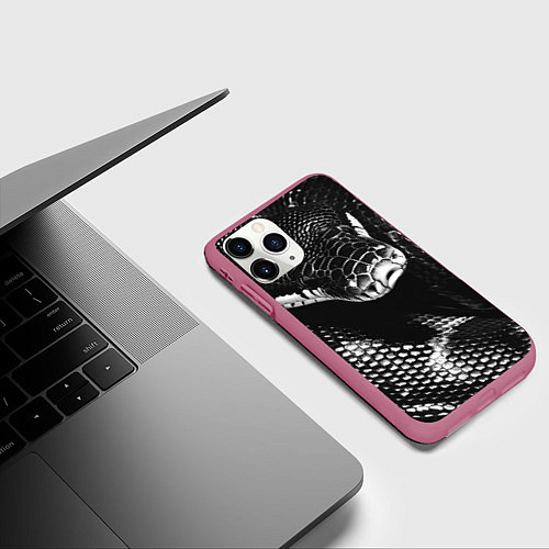 Чехол iPhone 11 Pro матовый Черно-белая змея / 3D-Малиновый – фото 3