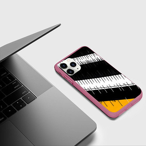 Чехол iPhone 11 Pro матовый Диагональные чёрно-белые полосы на жёлтом фоне / 3D-Малиновый – фото 3