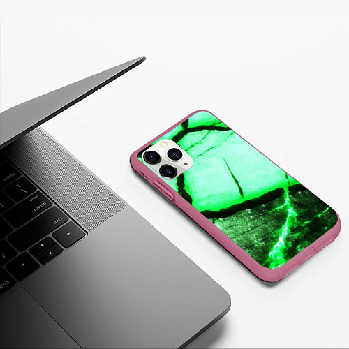 Чехол iPhone 11 Pro матовый Трещины на абстрактном зелёном фоне / 3D-Малиновый – фото 3