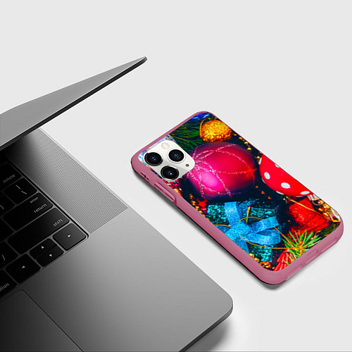 Чехол iPhone 11 Pro матовый Новогодние ёлочные игрушки / 3D-Малиновый – фото 3