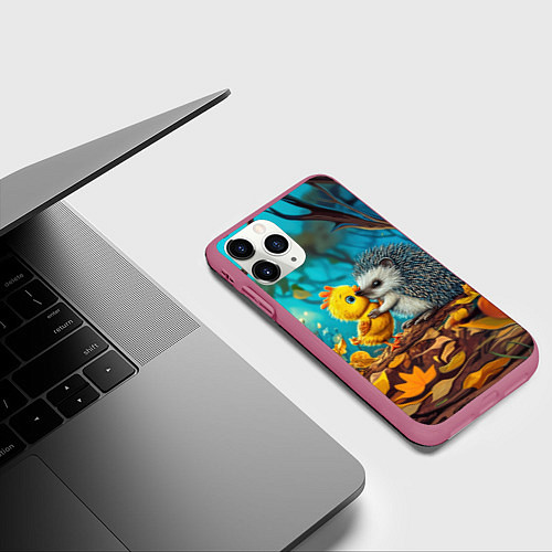 Чехол iPhone 11 Pro матовый Милые ежик с цыпленком в осеннем лесу / 3D-Малиновый – фото 3