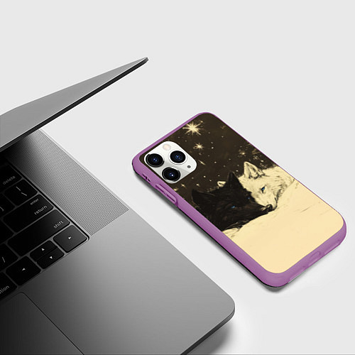 Чехол iPhone 11 Pro матовый Белая волчица и черный волк / 3D-Фиолетовый – фото 3