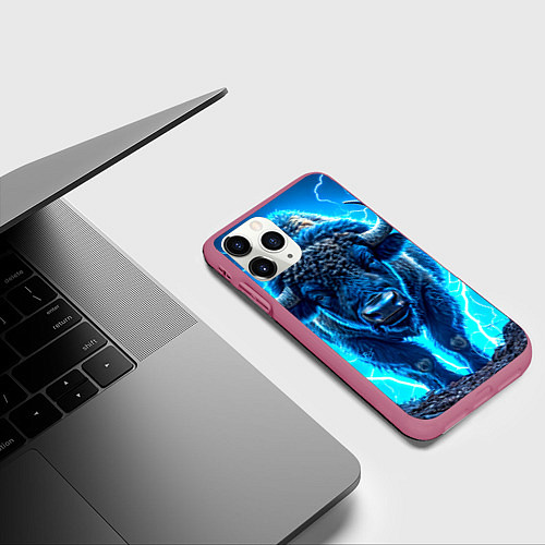 Чехол iPhone 11 Pro матовый Буйвол в разряде молнии / 3D-Малиновый – фото 3