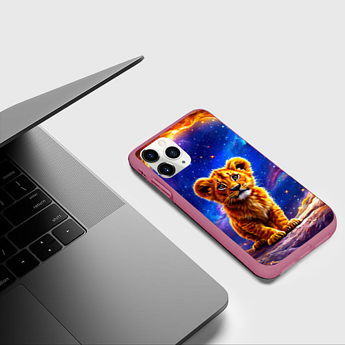 Чехол iPhone 11 Pro матовый Львенок в звездную ночь / 3D-Малиновый – фото 3