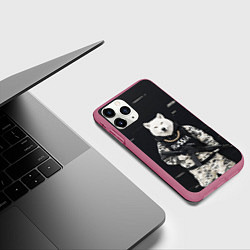 Чехол iPhone 11 Pro матовый Волк с автоматом и золотой цепью, цвет: 3D-малиновый — фото 2