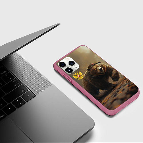 Чехол iPhone 11 Pro матовый Русский бурый медведь / 3D-Малиновый – фото 3