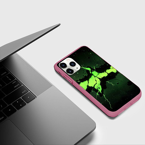 Чехол iPhone 11 Pro матовый Разлом по центру зеленой плиты / 3D-Малиновый – фото 3