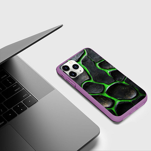 Чехол iPhone 11 Pro матовый Черная потертая текстура на зеленом фоне / 3D-Фиолетовый – фото 3