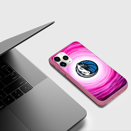 Чехол iPhone 11 Pro матовый Даллас Маверикс в розовом водовороте / 3D-Малиновый – фото 3