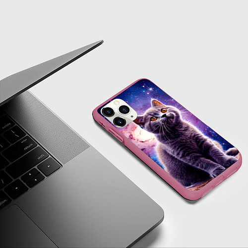 Чехол iPhone 11 Pro матовый Британская короткошёрстная кошка в космосе / 3D-Малиновый – фото 3