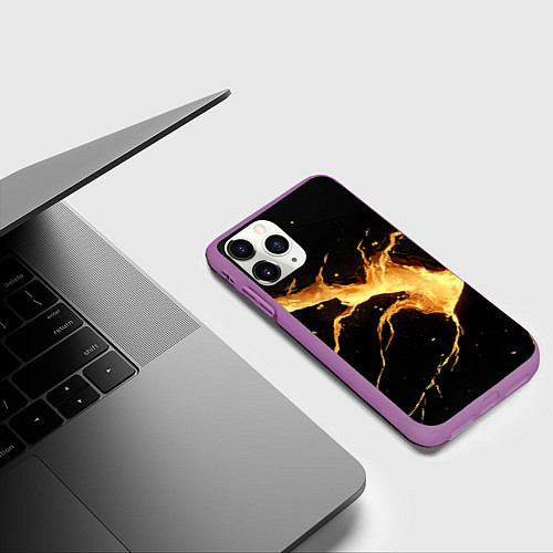 Чехол iPhone 11 Pro матовый Золотой разлом на черной плите текстура / 3D-Фиолетовый – фото 3