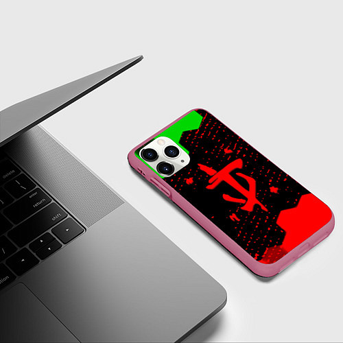 Чехол iPhone 11 Pro матовый Doom лого соты текстура / 3D-Малиновый – фото 3