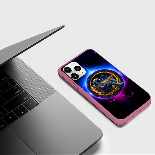 Чехол iPhone 11 Pro матовый Космонавт в луне / 3D-Малиновый – фото 3
