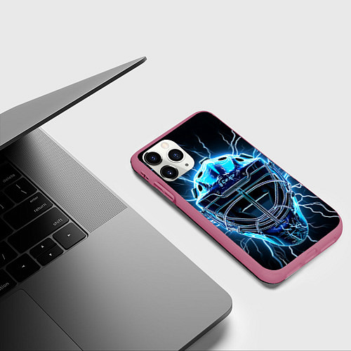 Чехол iPhone 11 Pro матовый Маска голкипера в молниях / 3D-Малиновый – фото 3
