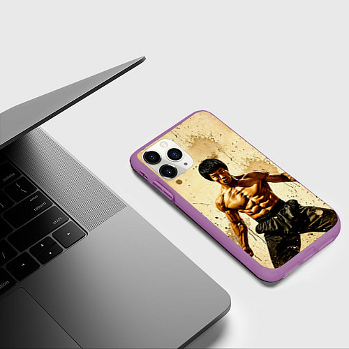 Чехол iPhone 11 Pro матовый Брюс Ли на бежевом / 3D-Фиолетовый – фото 3