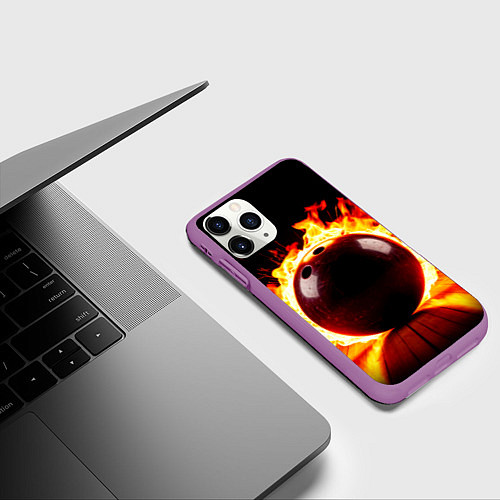 Чехол iPhone 11 Pro матовый Огненный шар для боулинга / 3D-Фиолетовый – фото 3