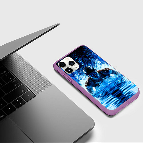 Чехол iPhone 11 Pro матовый Плавание брассом в черном бассейне / 3D-Фиолетовый – фото 3