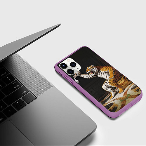 Чехол iPhone 11 Pro матовый Тигр сидит на золотом унитазе сердится / 3D-Фиолетовый – фото 3