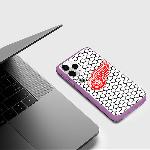 Чехол iPhone 11 Pro матовый Детройт Ред Уингз - белые соты / 3D-Фиолетовый – фото 3