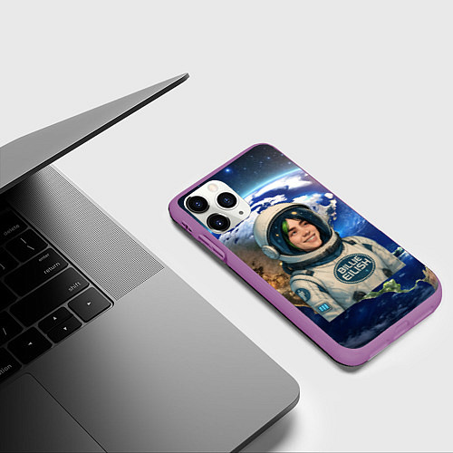 Чехол iPhone 11 Pro матовый Билли Айлиш в стиле космонавта / 3D-Фиолетовый – фото 3