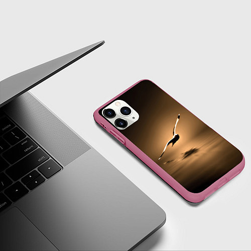 Чехол iPhone 11 Pro матовый Летящая птица / 3D-Малиновый – фото 3