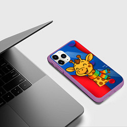 Чехол iPhone 11 Pro матовый Радостныйй жираф в шарфе, цвет: 3D-фиолетовый — фото 2