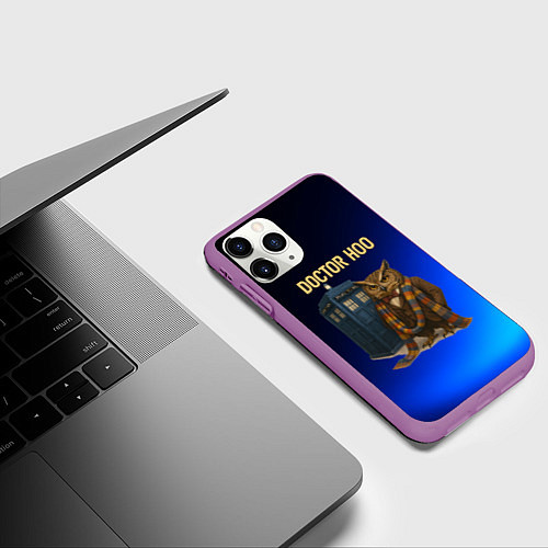 Чехол iPhone 11 Pro матовый Doctor Hoo сова у телефонной будки / 3D-Фиолетовый – фото 3