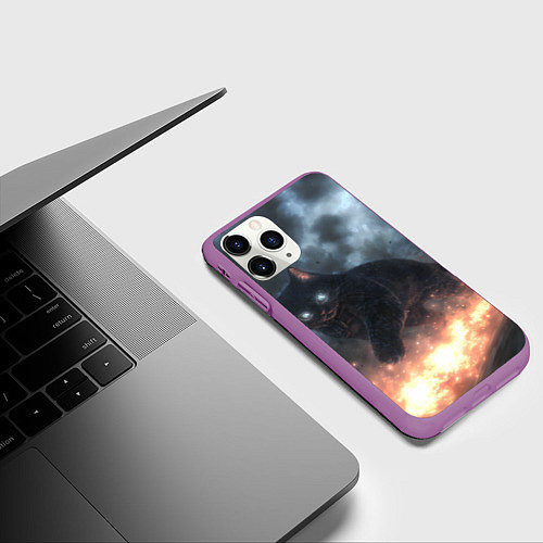 Чехол iPhone 11 Pro матовый Черный кот идет по огню - стиль киберпанк / 3D-Фиолетовый – фото 3