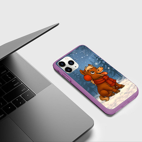 Чехол iPhone 11 Pro матовый Лошадка ловит снежинку / 3D-Фиолетовый – фото 3