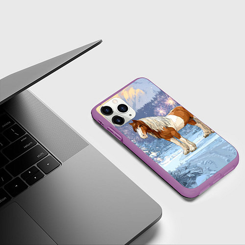 Чехол iPhone 11 Pro матовый Новогодняя лошадка в лесу / 3D-Фиолетовый – фото 3