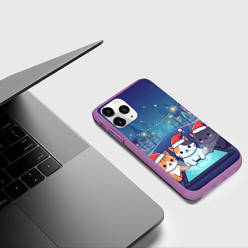 Чехол iPhone 11 Pro матовый Новогодние котики с планшетом / 3D-Фиолетовый – фото 3