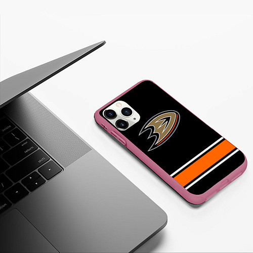 Чехол iPhone 11 Pro матовый Anaheim Ducks Selanne / 3D-Малиновый – фото 3