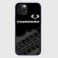 Чехол для iPhone 12 Pro Max SsangYong speed на темном фоне со следами шин: сим, цвет: 3D-черный