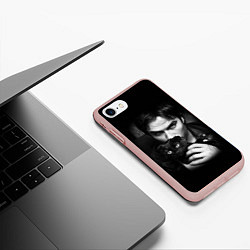 Чехол iPhone 7/8 матовый Деймон Сальваторе с котом, цвет: 3D-светло-розовый — фото 2