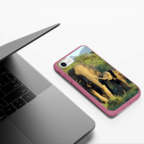 Чехол iPhone 7/8 матовый Семья слонов в природе / 3D-Малиновый – фото 3