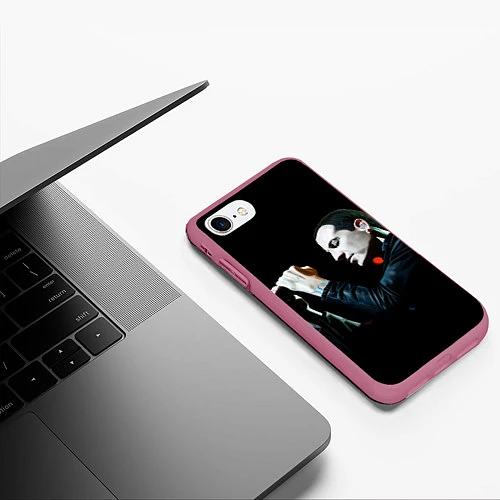 Чехол iPhone 7/8 матовый Честер на сцене / 3D-Малиновый – фото 3