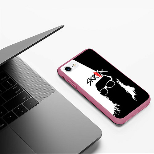 Чехол iPhone 7/8 матовый Skrillex: Black & White / 3D-Малиновый – фото 3