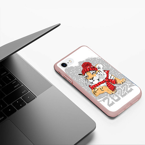 Чехол iPhone 7/8 матовый Тигр в красной шапке / 3D-Светло-розовый – фото 3